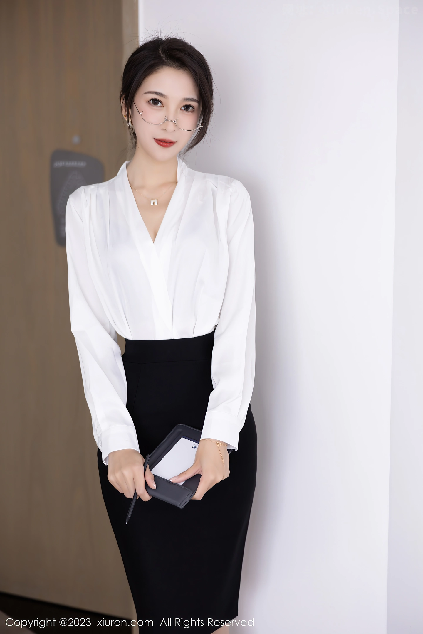 图片[2]-[XiuRen秀人网]2023.03.20 VOL.6439 林乐一 修身OL制服与黑色蕾丝内衣加肉丝美腿性感私房写真集-秀人网官方网站